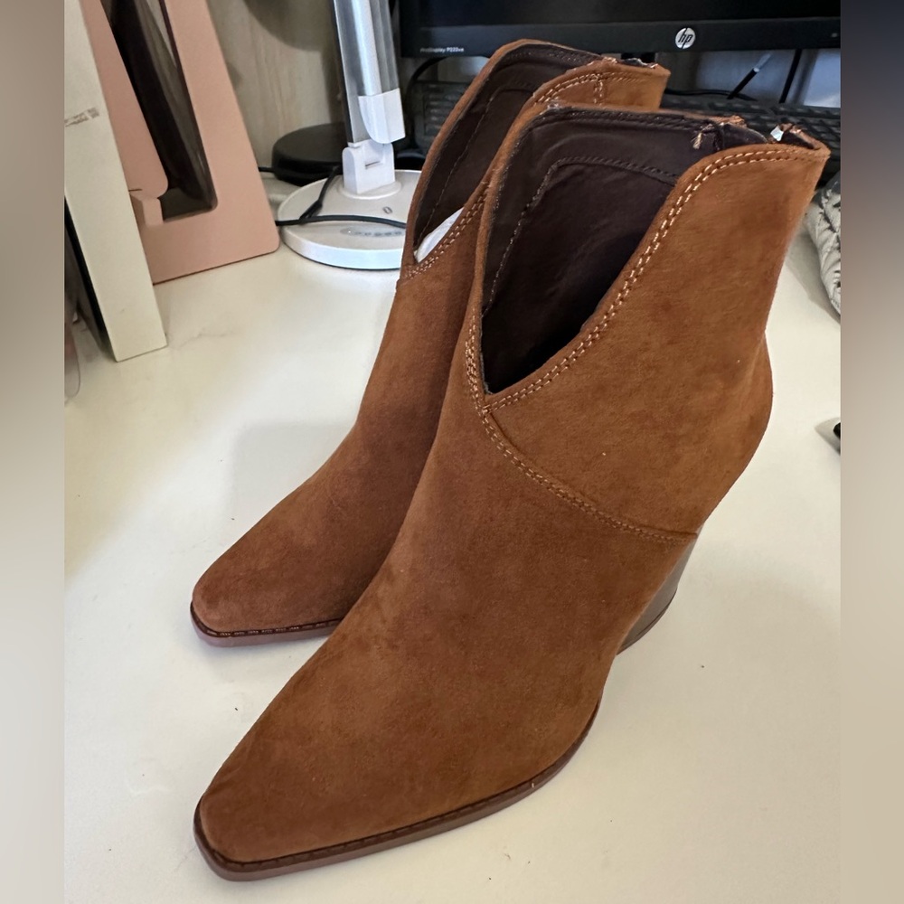 NWOT Suede like Pointed Heeled Fashion Boot